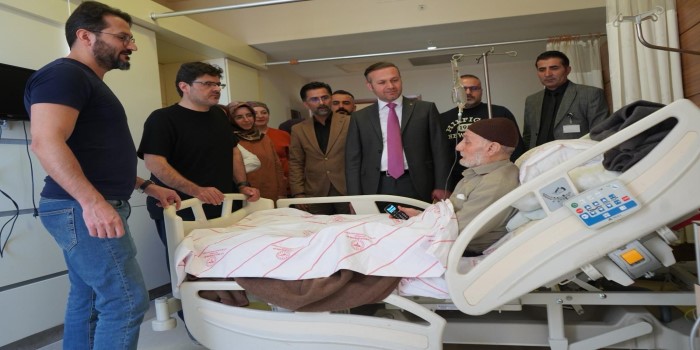 Başhekim Turgut, kornea nakli yapılan hastaları ziyaret etti